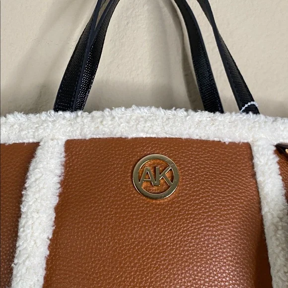 ANN KLEIN Sherpa Faux Leather small crossbody tote bag like new!!! ⭐️⭐️❤️ - Picture 3 of 9